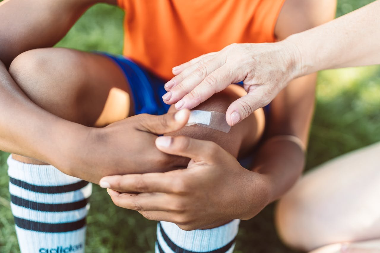 applying-bandage-on-knee